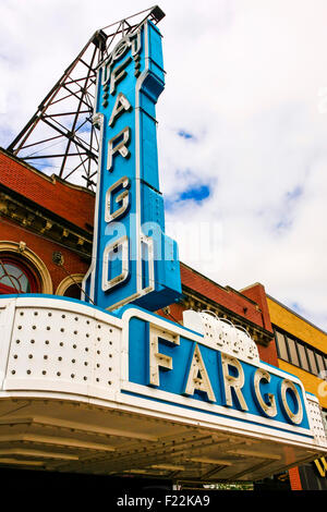 Le célèbre toit de Fargo, le signe du cinéma sur N. Broadway Dr au centre-ville de Fargo, Dakota du Nord Banque D'Images