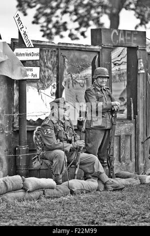 Deux soldats allemands à un checkpoint WW11 cafe Banque D'Images