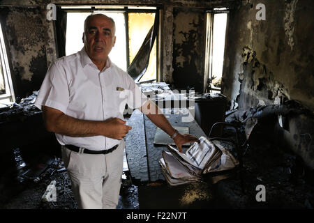 (150910) -- ANKARA, 10 septembre 2015 (Xinhua) -- un membre du personnel montre un bureau endommagé du Parti démocratique (HDP) à Ankara, Turquie, 10 septembre 2015. Les dirigeants de la décision de la Turquie et de l'opposition ont appelé au calme que la colère publique a augmenté au cours de la reprise des conflits entre les forces gouvernementales et la mise hors la loi du Parti des Travailleurs du Kurdistan (PKK) rebelles. (Xinhua/Zou Le) Banque D'Images