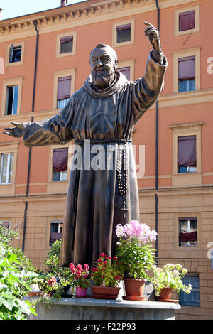 Statue de Père Pio - Padre Pio, Pio de Pietrelcina - dans la Piazza di Porta Saragosse Bologna Italie Banque D'Images