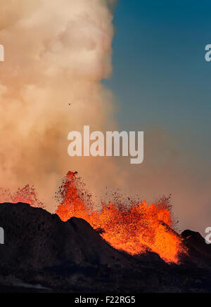 L'éruption de lave de rougeoyant à l'Holuhraun fissure. 29 août 2014, une éruption a débuté en Holuhraun fissure au nord Banque D'Images