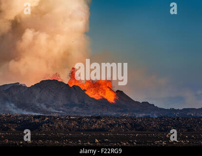 L'éruption de lave de rougeoyant à l'Holuhraun fissure. 29 août 2014, une éruption a débuté en Holuhraun fissure au nord Banque D'Images