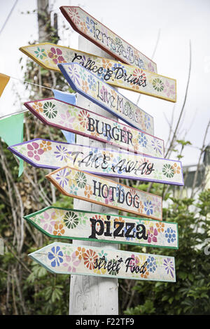 Pizza du signal et burger, détail d'un signal d'information, restauration rapide Banque D'Images