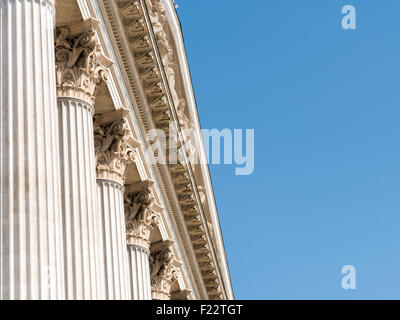 Rangée de colonnes de style grec composite Banque D'Images