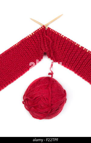 Les aiguilles à tricoter de Lifes enchevêtrement de fil rouge. Produits artisanaux. Isoler sur blanc. Banque D'Images