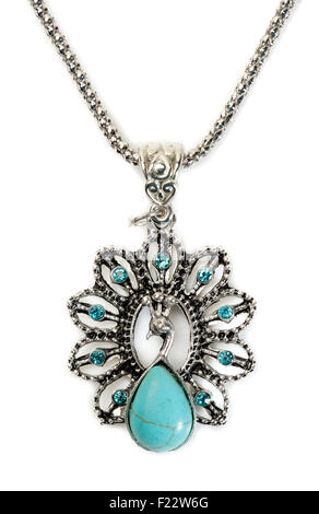 Pendentif avec pierre turquoise dans un cadre d'argent. Isoler sur blanc. Banque D'Images