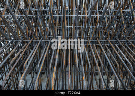 Les barres en acier artistique libre, renfort sur site de construction, fond modifiable. Coffrages utilisés sur les chantiers de construction pour le béton de l'empilement. Banque D'Images