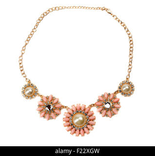 Collier avec des pierres roses sur une chaîne en or. Isoler sur blanc. Banque D'Images