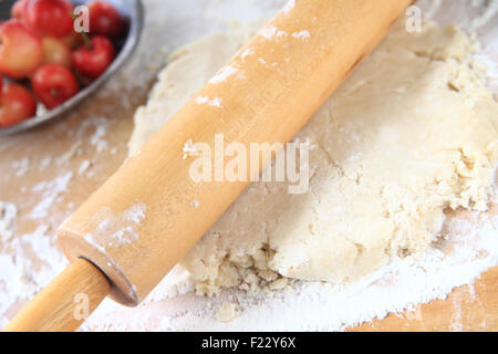 Le déploiement de la pâte fraîche pour un cherry pie Banque D'Images