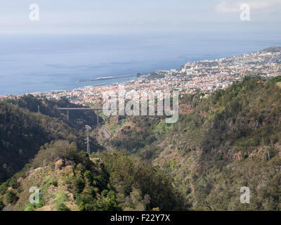 Vue sur Funchal depuis l'approche de la Levada dos Tornos Banque D'Images