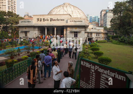 Une file de gens attendent d'obtenir l'admission à la MP Planétarium de Birla à Calcutta (Kolkata) Banque D'Images