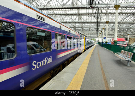 Train arrivant en gare de Waverley. Banque D'Images