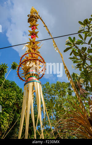 Penjor décorant les à Bali durant fête hindoue de Galungan Banque D'Images