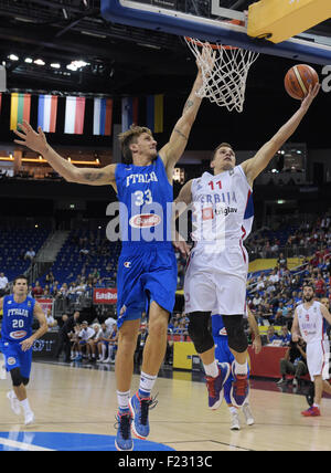 Berlin, Allemagne. 10 Sep, 2015. De la Serbie de Nemanja Nedovic essaie de marquer alors que l'Italie est Joseph Polonara (l) tente de l'arrêter lors de l'EuroBasket FIBA 2015 match du groupe B entre la Serbie et l'Italie à la Mercedes-Benz-Arena de Berlin, Allemagne, 10 septembre 2015. PHOTO : RAINER JENSEN/DPA/Alamy Live News Banque D'Images