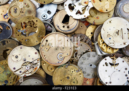 Gros plan d'une sélection de d'horlogerie à un marché aux puces. Banque D'Images