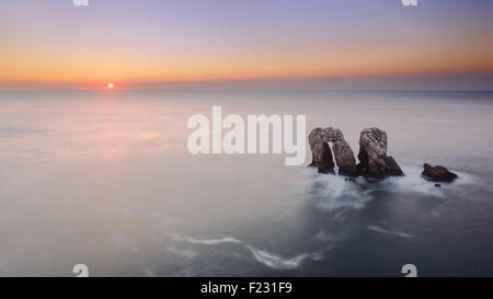 Los Urros en Costa Quebrada au coucher du soleil. Cantabria, ESPAGNE Banque D'Images