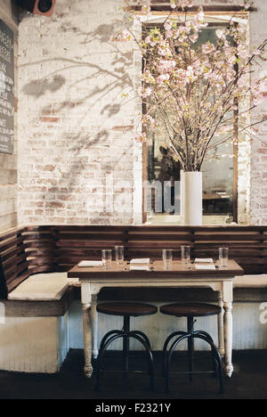 Une petite table avec quatre couverts dans un restaurant. Banque D'Images