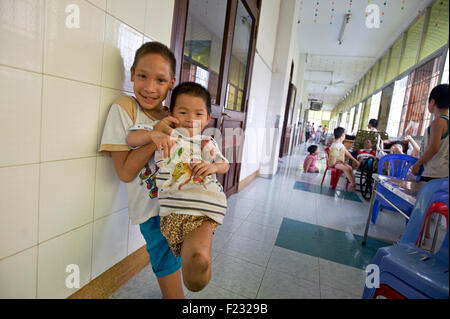 La paix Village de Ward à l'hôpital Tu du à Ho Chi Minh-Ville, Vietnam est une maison pour des enfants victimes survivantes de l'agent Orange. Banque D'Images