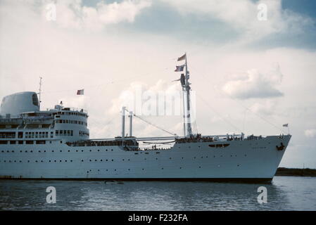 AJAXNETPHOTO 1955 - 1954 (environ). SAIGON, Vietnam du Sud. - Français -, à bord le paquebot VIÊT-NAM AVEC LES SOLDATS FRANÇAIS ENGAGÉS AU DÉPART DU PORT DE SAIGON POUR LA FRANCE. PHOTO:JEAN CORRE/AJAX REF:NAM   2 71010C JC COLL Banque D'Images