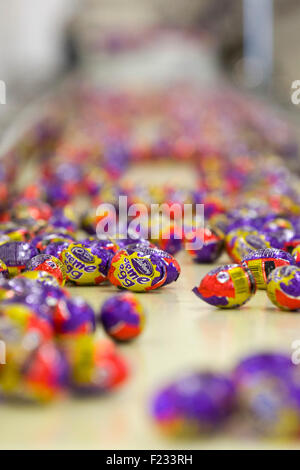 Royaume-uni, Bournville : une photo affiche la chaîne de production pour Cadbury Creme Oeufs dans Bournville. Banque D'Images