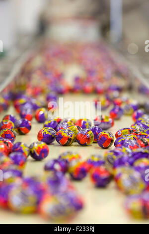 Royaume-uni, Bournville : une photo affiche la chaîne de production pour Cadbury Creme Oeufs dans Bournville. Banque D'Images