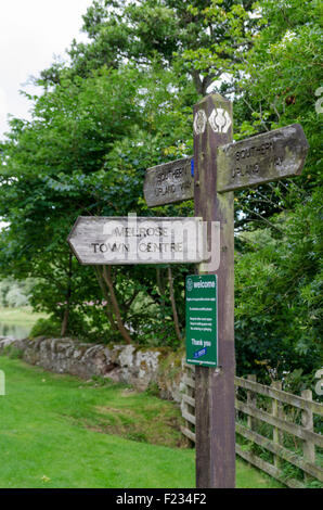 Southern Uplands Way/ centre-ville Melrose poteau de signalisation le long du chemin les promeneurs sur la rive du fleuve dans la région de Melrose, Scottish Borders, R.-U. Banque D'Images