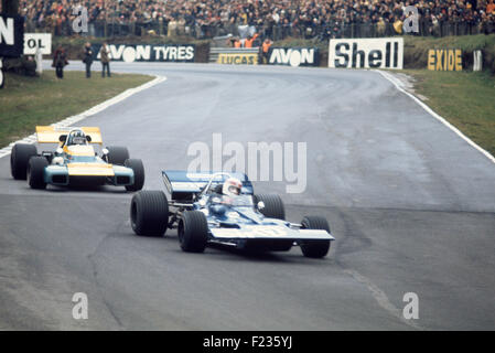 Jackie Stewart dans une Tyrrell, a terminé 2e et Graham Hill dans une pince de homard Brabham BT34 dans la Course des Champions de Brands Hatch, 21 mars 1971 Banque D'Images