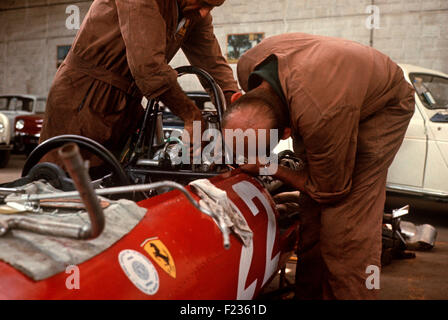 Mécaniciens travaillant sur No 22 Ferrari 312 à 1967 Scarfiotti Dutch GP Zandvoort Banque D'Images