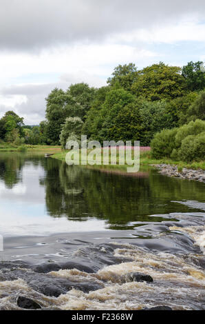 Une vue le long de la rivière Tweed à partir de la voie des hautes terres du Sud à Melrose, Scottish Borders, Scotland, Royaume-Uni Banque D'Images