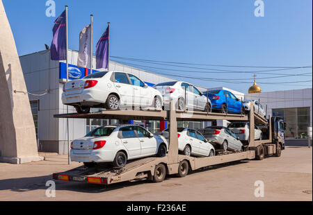 Chariot a apporté de nouvelles voitures à Car Showroom Datsun Banque D'Images