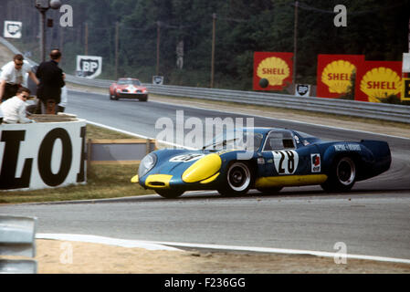 Jean Vinatier André De Cortanze 220 Alpine Renault dans l'Coin Mulsanne Le Mans 1969 Banque D'Images