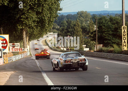 Chevrolet Corvette n° 1 Aubriet et Ferrari 512M, sortie du Tertre Rouge donnant sur la ligne droite de Mulsanne, Le Mans 13 Juin 1971 Banque D'Images