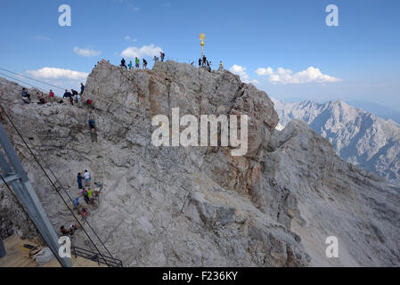 Sommet des Allemagnes plus haute montagne Zugspitze avec les golden sommet cross et de monde, Allemagne Banque D'Images