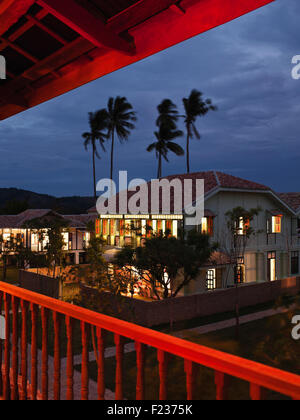 Un crépuscule sur l'établissement au Temple Tree at Bon Ton Resort. Langkawi, Malaisie. Des bâtiments antiques chinois, malais, Inde Banque D'Images