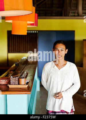 Un Portrait d'un serveur au restaurant NAM au Bon Ton Resort. Langkawi, Malaisie Banque D'Images