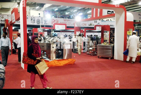 Les visiteurs prendre un vif intérêt à la bloquer en cours Asie Santé exposition internationale organisée à Karachi Expo Centre le jeudi 10 septembre, 2015. Banque D'Images