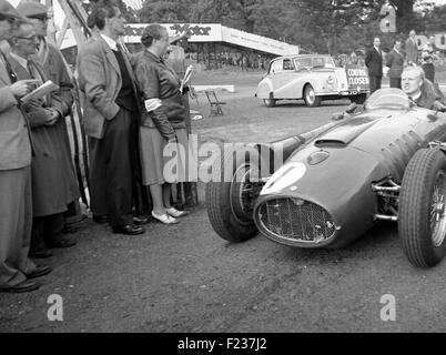 Mike Hawthorn dans une Lancia Ferrari D50 Gold Cup International 1955 à Oulton Park Banque D'Images