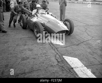 Ascari dans une Ferrari 125 dans les stands à la British GP à Silverstone 1949 Banque D'Images