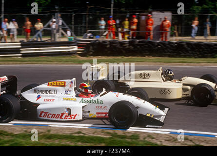 Emanuele Naspetti course contre Damon Hill en Formule 3000 dans les années 90. Banque D'Images