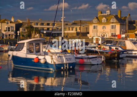 West Bay Harbour sur la côte jurassique du Dorset près de Bridport, Dorset, England, UK Banque D'Images