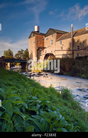 La Brasserie Palmers historique à côté de la rivière Brit dans Bridport, Dorset, England, UK Banque D'Images