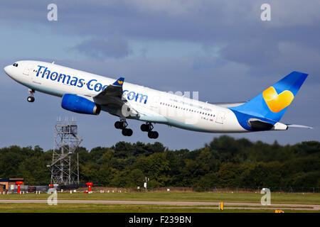 Thomas Cook A330-200 monte à l'écart de la piste 23R à l'aéroport de Manchester. Banque D'Images