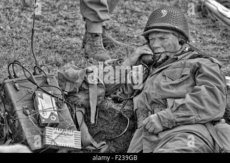 La seconde guerre mondiale soldat sur le téléphone de campagne dans les tranchées sur le champ de bataille Banque D'Images