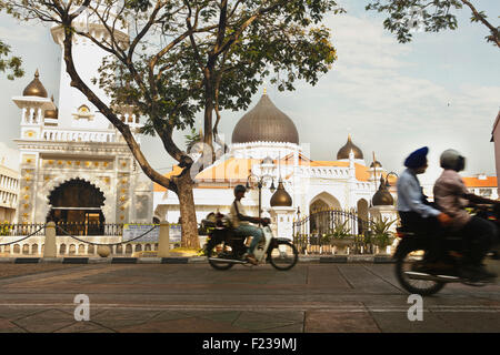 Mosquée de Kapitan Keling au lever de Georgetown Penang Malaisie. Rue de l'harmonie a obtenu son nom parce qu'un Indien temple, mosquée et C Banque D'Images