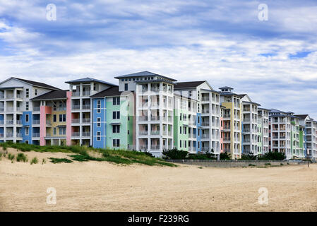 À Sandbridge Beach Condominiums colorés, Virginia Beach, Virginia, USA Banque D'Images