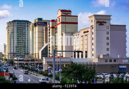 Hôtels le long de l'Avenue de l'Atlantique dans la région de Virginia Beach, Virginia, USA Banque D'Images