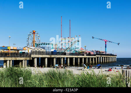 La plage d'Atlantic City et du parc d'attractions Steel Pier, New Jersey, USA Banque D'Images