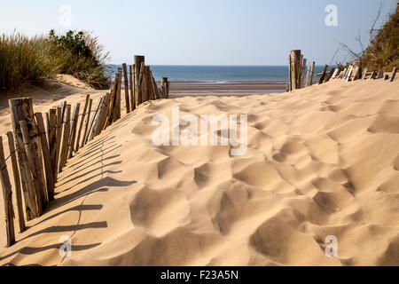 Dune de sable érodée à Southport; nature, plage, ciel, mer,Été, ciel bleu, côte, empreintes et traces de pas, végétation côtière d'herbe de maram, Merseyside UK Banque D'Images