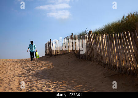 Érosion des dunes de sable à Crosby, Merseyside. Vents soufflant de sable fin de lumière au large de la plage. Conservation des dunes à l'aide d'une clôture en palissade bois, Royaume-Uni Banque D'Images