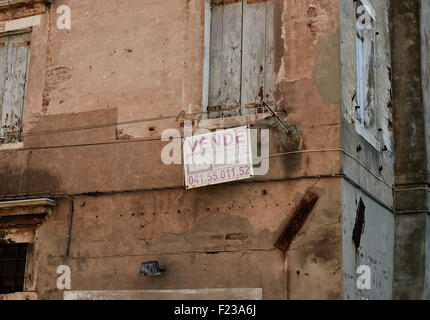 En ruine ancienne maison à vendre à éclipses, weathered Chioggia Lagune de Venise Vénétie Italie Europe Banque D'Images